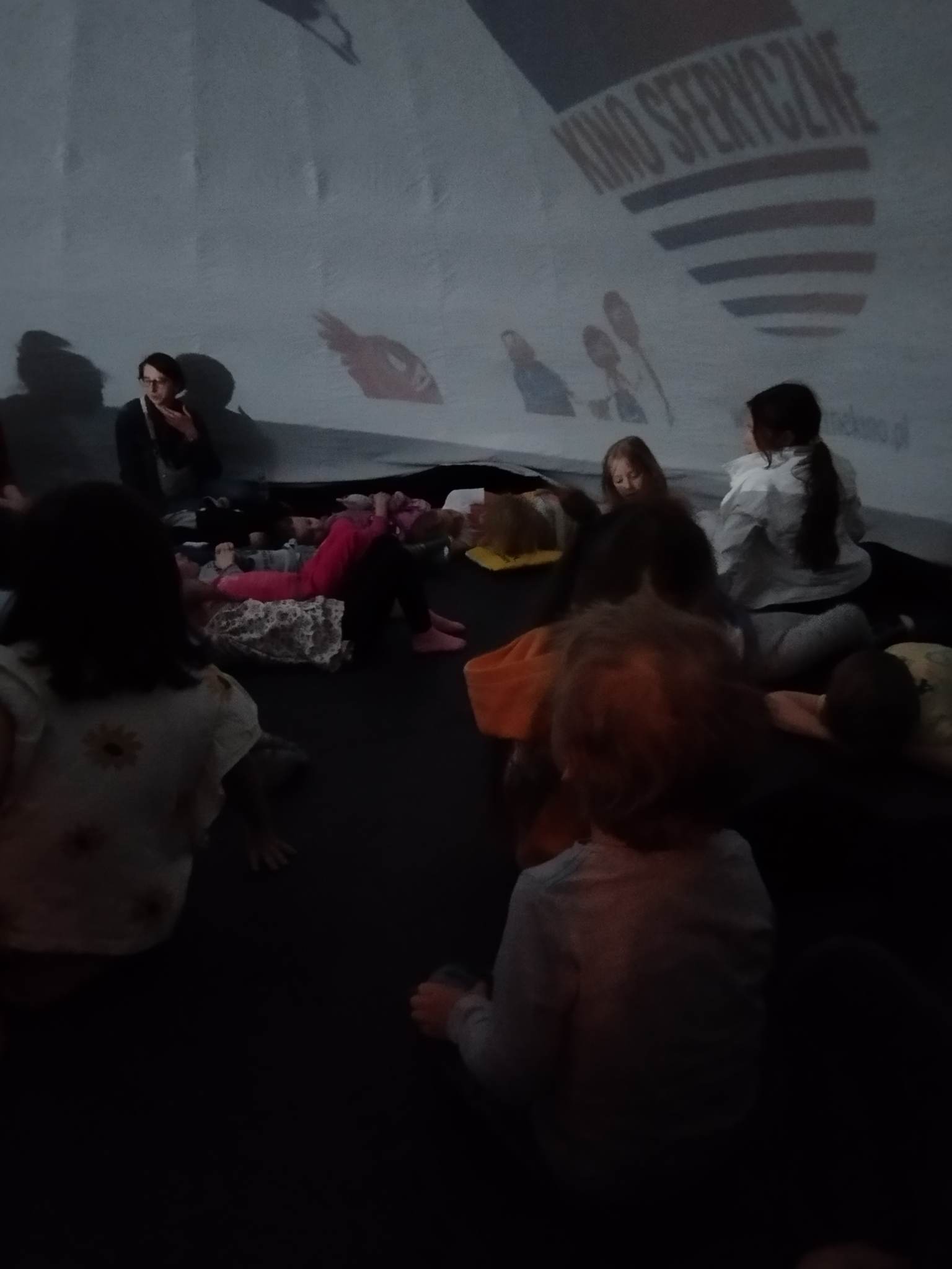 Dzieci w środku kopuły czekają na film